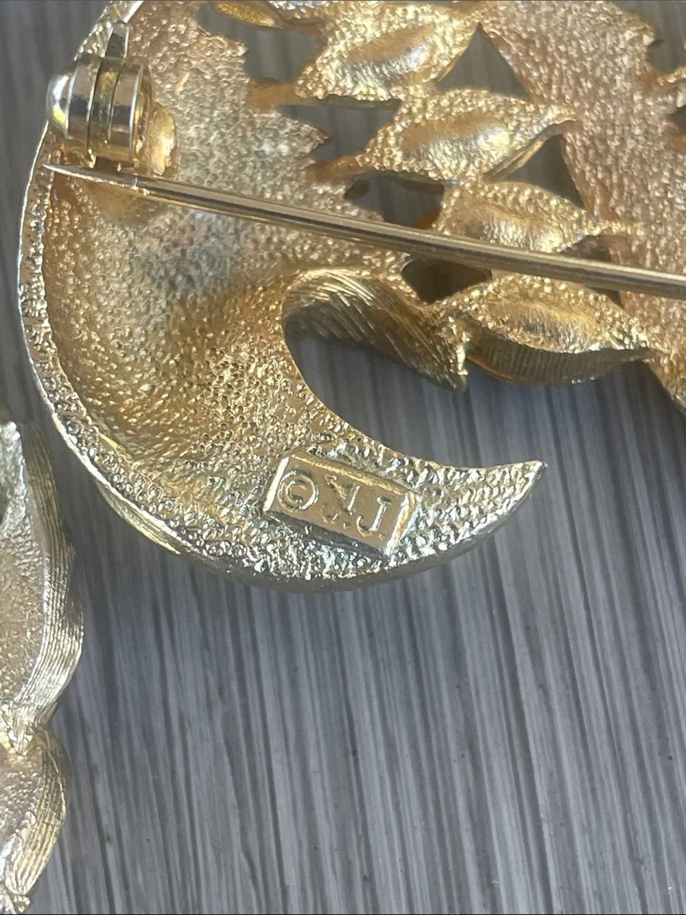 JJ Gold-Tone Leaf Brooch and Earring Set with Olive Green & Amber Stones